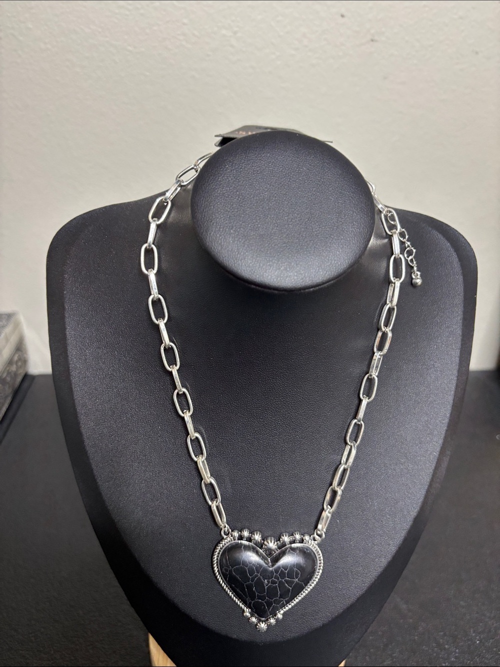 NWT Shyanne Silver-Tone Black Heart Pendant Necklace Western Jewelry